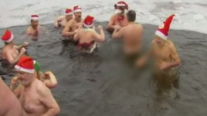 Distracţie în Germania: 60 de oameni au făcut baie în pielea goală într-un râu îngheţat